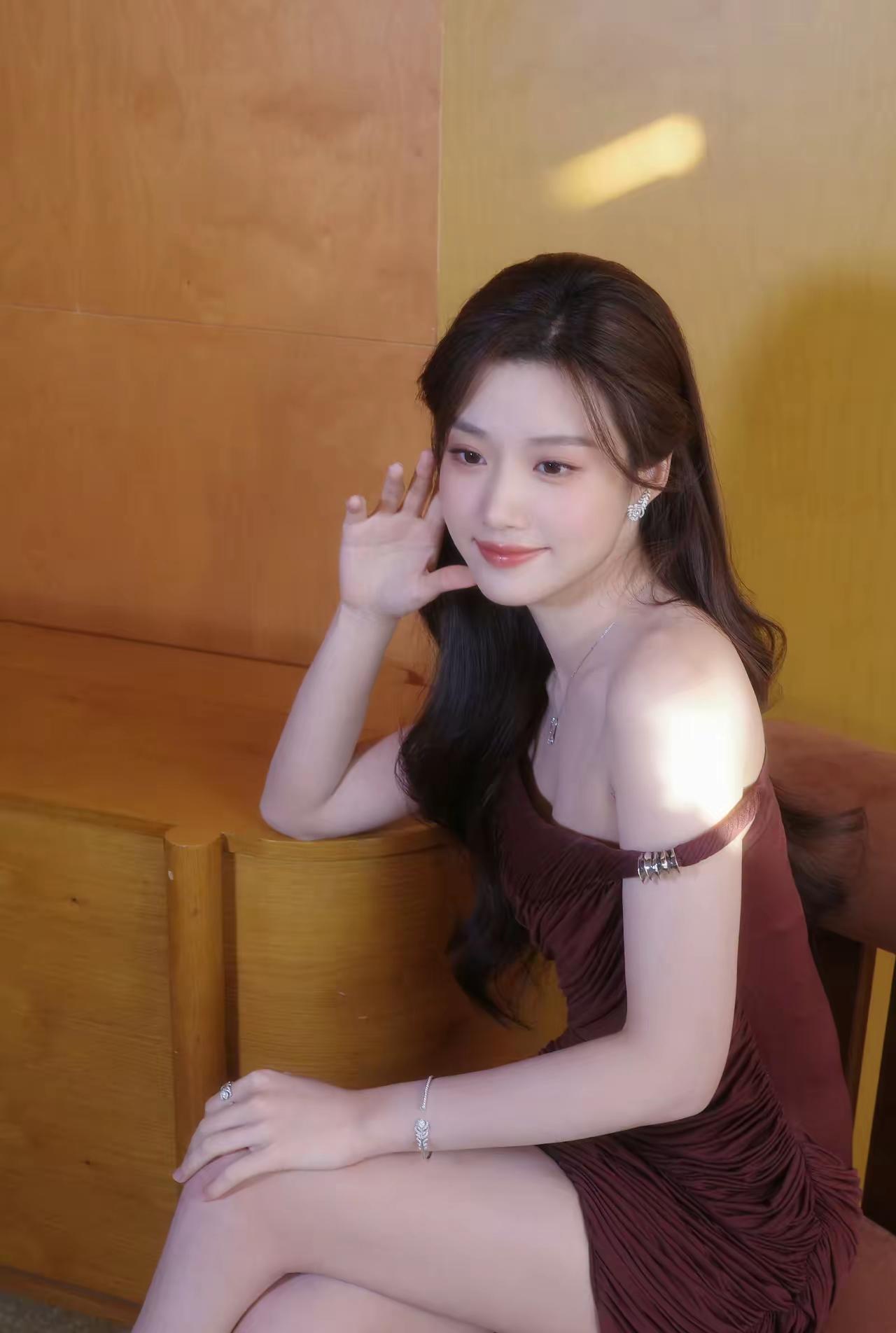 优雅少女，红裙飘逸，微笑如花