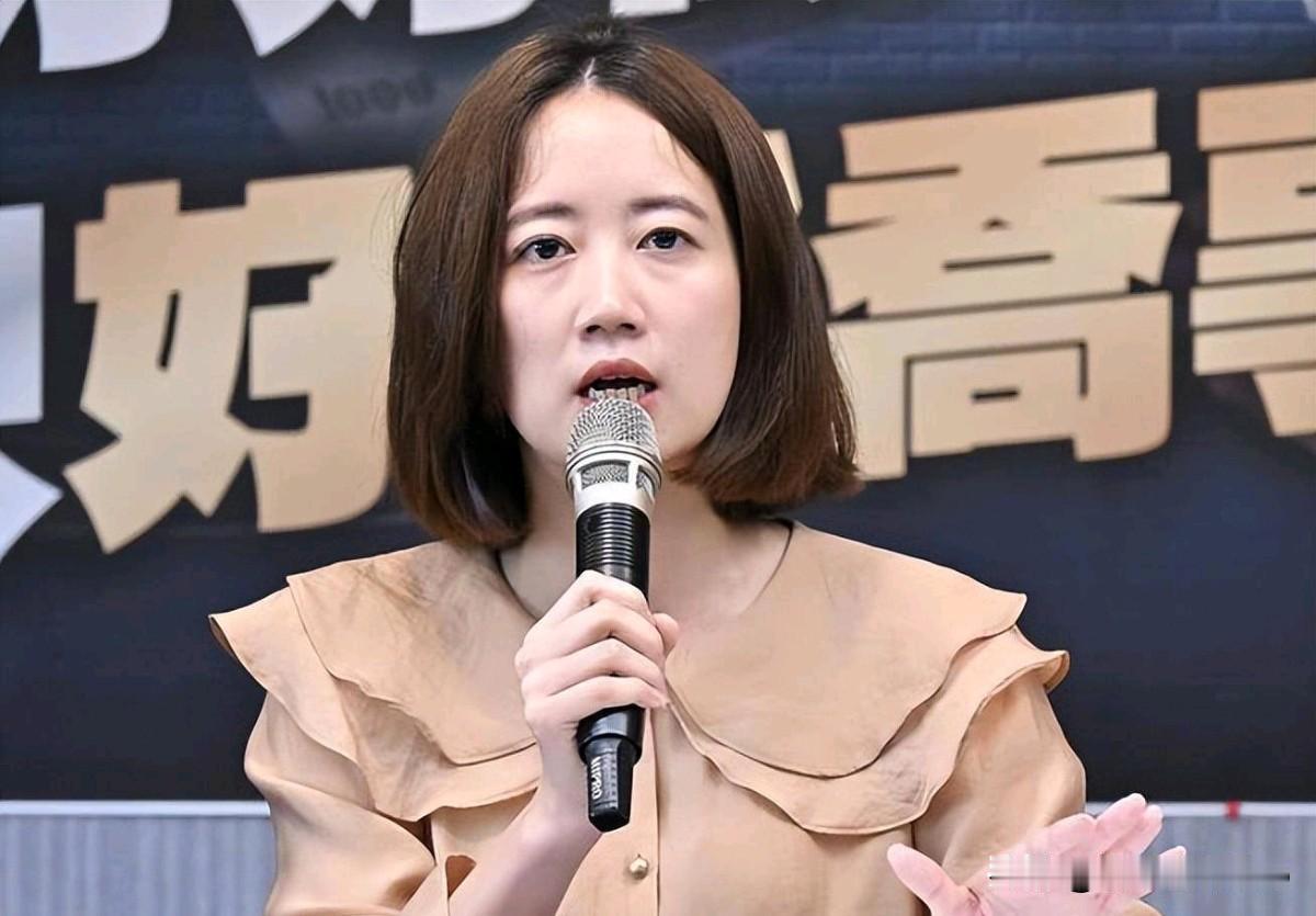 民进党点名批评郑丽文了！11月7日，民进党当局发言人戴玮姗表示，郑丽文上任后首场