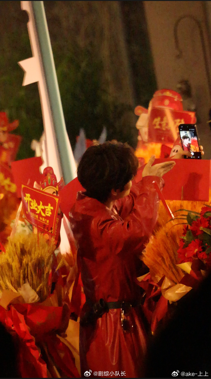 井胧酒吧开业披哥都来支持了井胧酒吧开业秒变披哥 reunion 现场！满墙的花篮