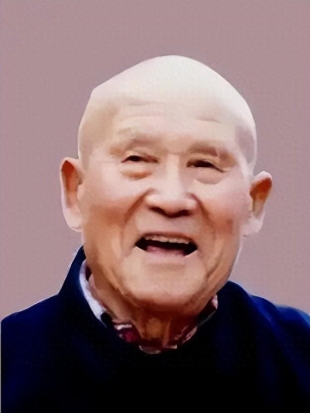 47岁,他扔下扁担去当兵,长征路上挑40公斤石磨,过雪山走草地。63岁,他第一次