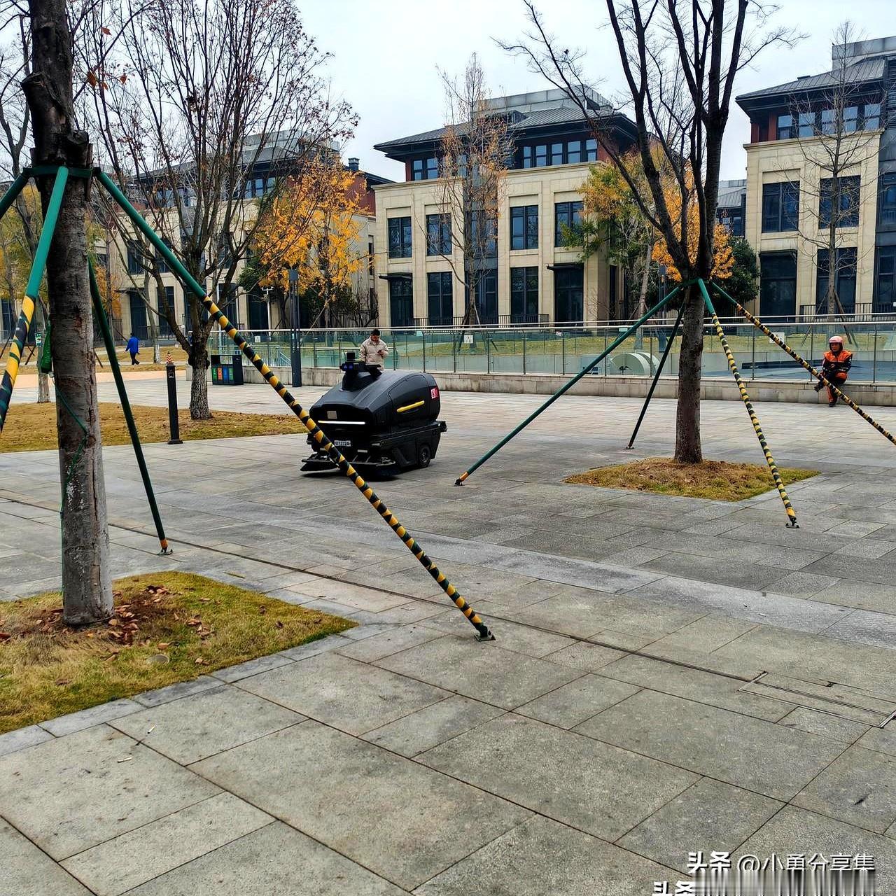 这一家人的做法，真让人脊背发凉。
刚办完母亲的丧事，表妹好心留下帮老父亲卖果子，