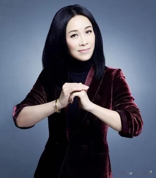 #那英的歌,为何总让人沉醉?#沙哑的嗓音，自带沧桑感！这种嗓音很有辨识度。有这种
