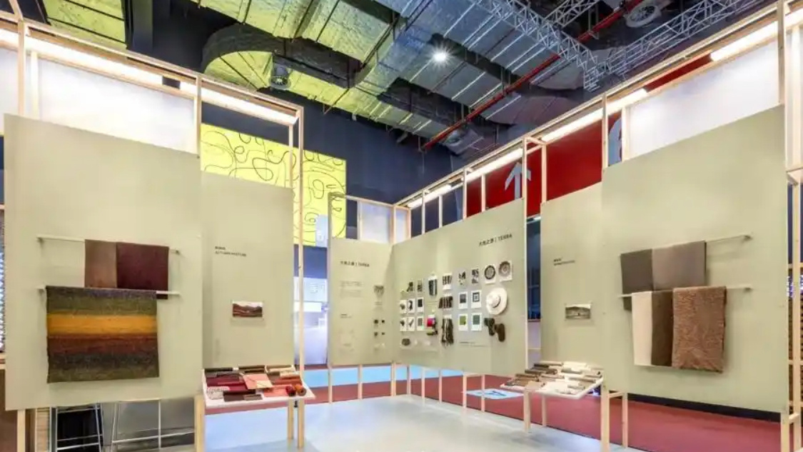 外国人被中国传统织物魅力折服这哪是逛展？有点像“布料版穿越剧”。一位外国学生在展