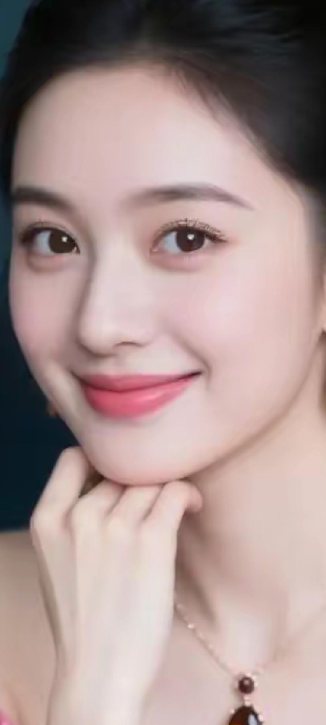甜美笑容，温柔可人，粉色唇妆，完美妆容，时尚项链，优雅气质。