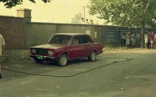 1994年8月12日，天刚蒙蒙亮，南京市雨花台区一水泥厂围墙外的公路旁，一辆红色