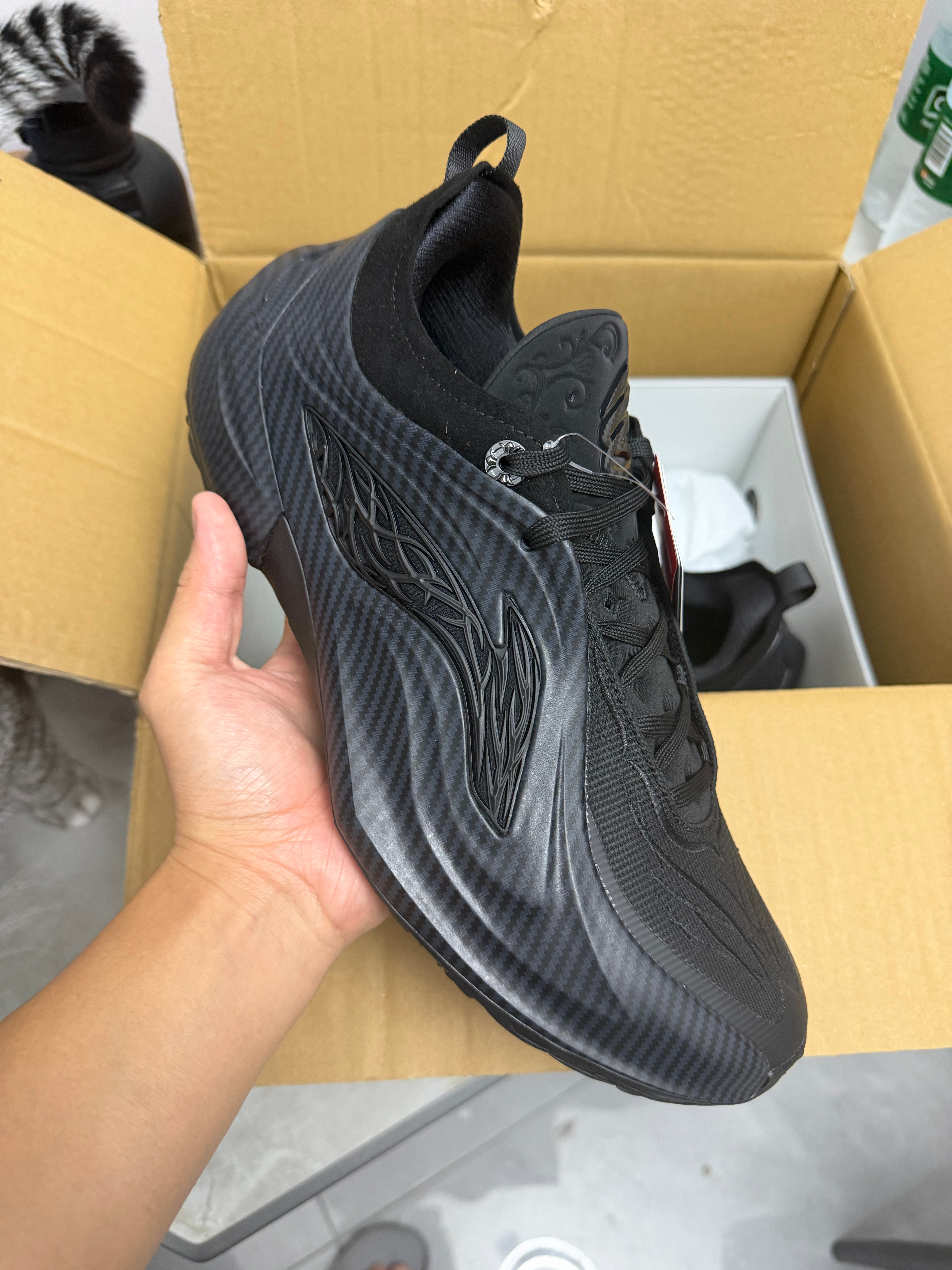 收到宁子投喂带有库里logo的JB4“黑骑”配色这鞋可是库里在乱穿鞋时期，赛场上