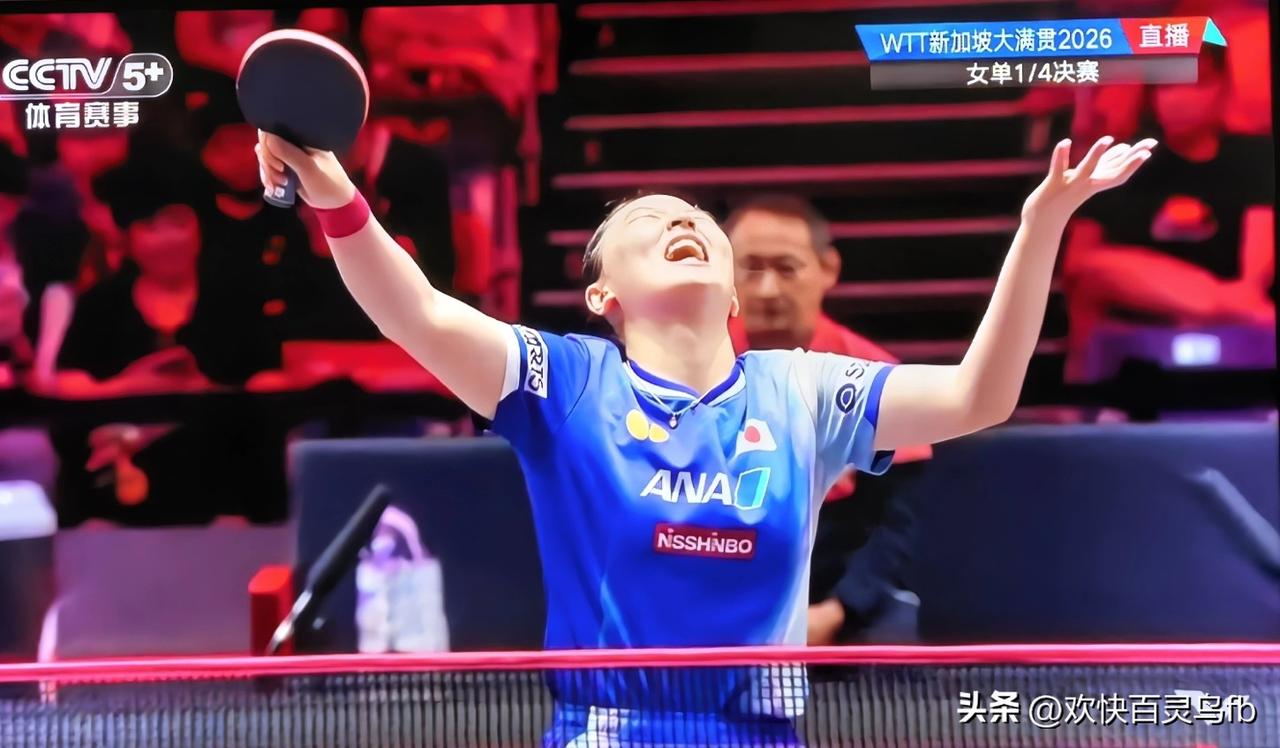 张本美和高举双手大笑是在干嘛？
是打了一个好球吗？不是。
是在庆祝胜利吗？也不是