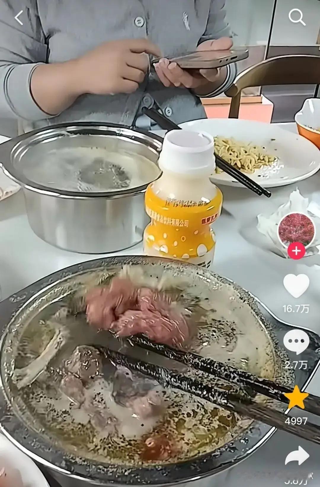 热搜“穷人自助餐”事件，彻底暴露了多少人的可笑优越感 