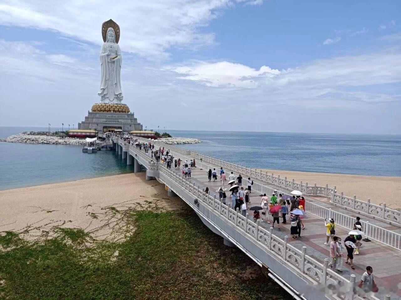 读懂三亚这座城，要从吹过南山海上观音的风开始，要从天涯海角刻着岁月的礁石开始，要
