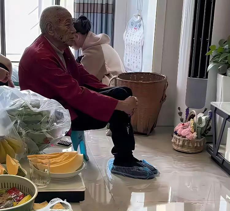 老头估计以后不会再来城里亲戚家了！ 