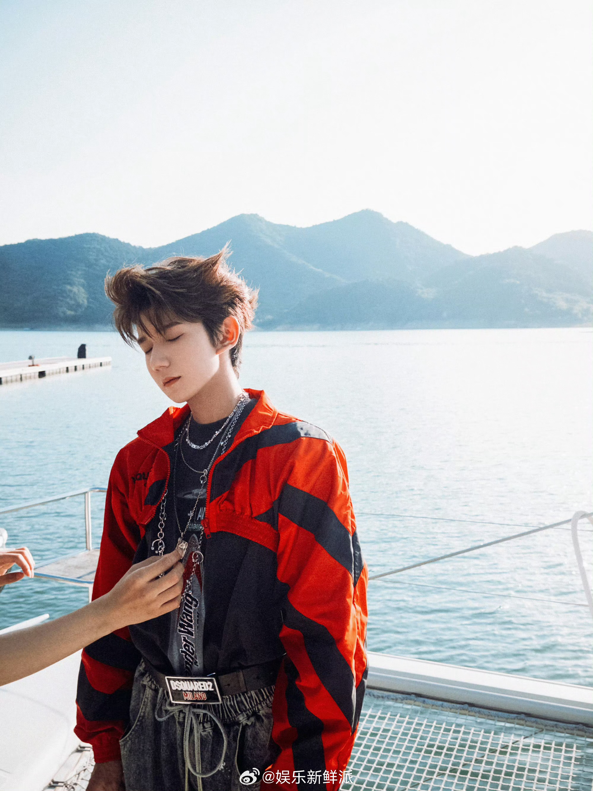 派酱安利 王源花絮图 谁能拒绝春日里的帆船少年蓝湖、白帆，每一帧都是春日限定的浪