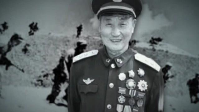 1951年，志愿军飞行员刘玉堤在返航途中，无意间发现，自己身下竟有一群黑压压的敌