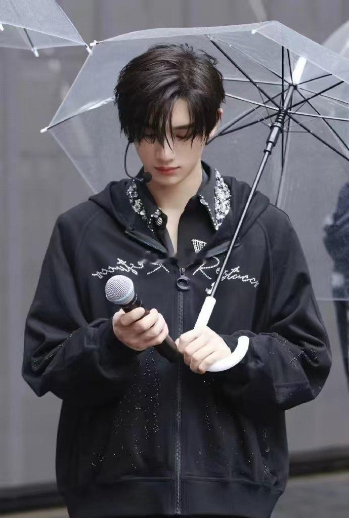 丁程鑫掌管下雨天的神每滴雨水都自带氛围感啊，这哥是不是背着大家偷偷跟雨神签了！ 