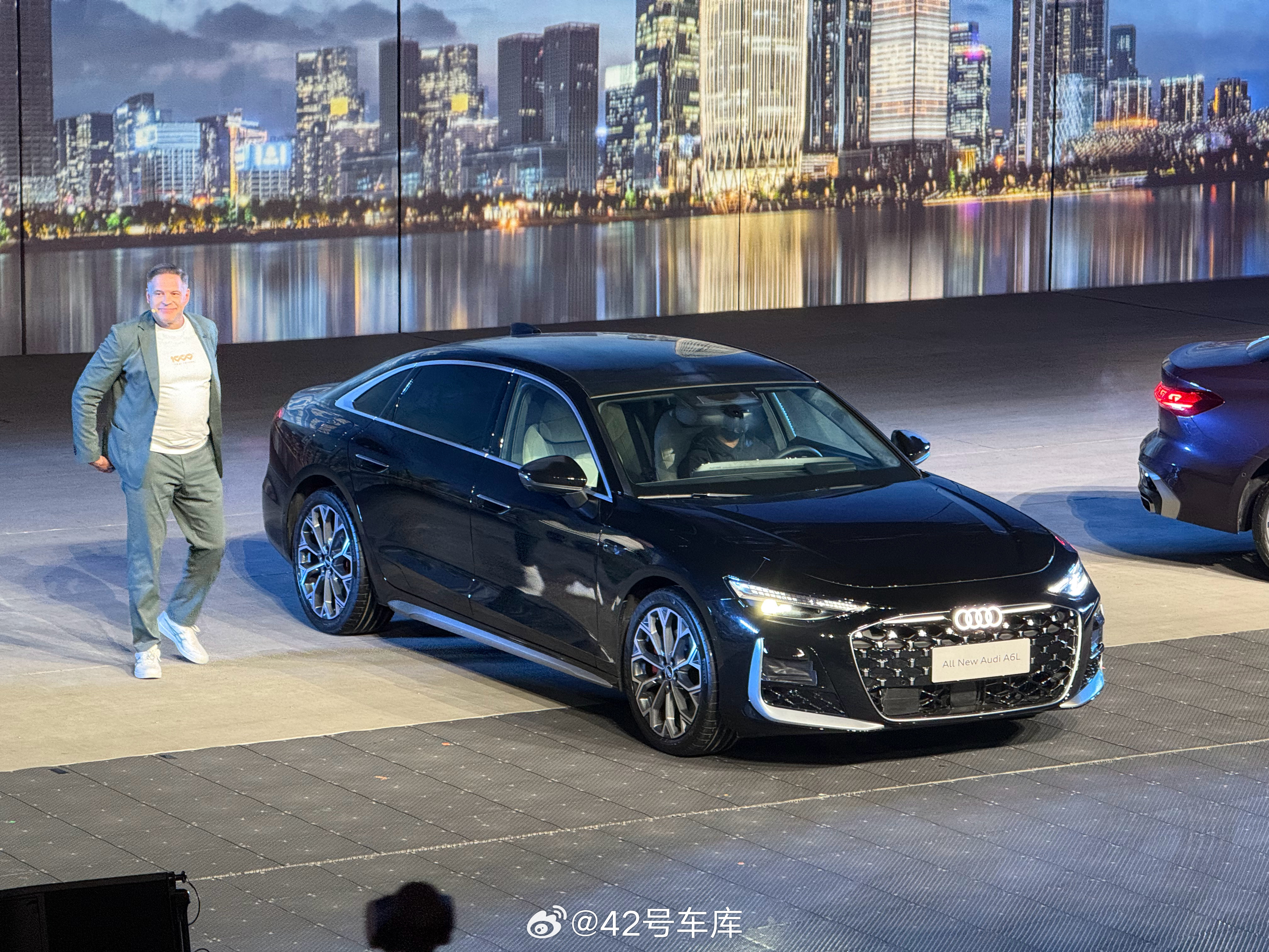今晚的彩蛋，全新 A6L 也来了，还是车主们最爱的黑色。这一代 A6L 年轻了，