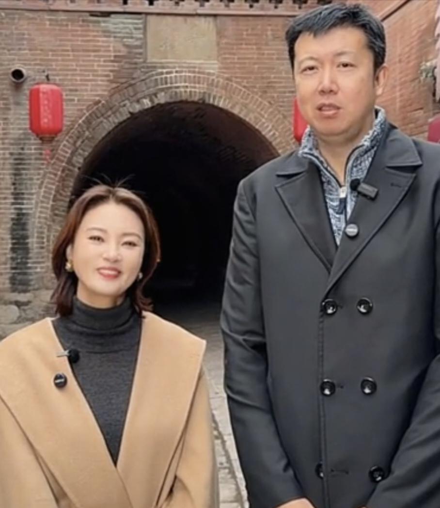 近日，刘芳菲在她的社交账号上发布了她的山西行，探访古建筑，同行嘉宾是篮球运动员王