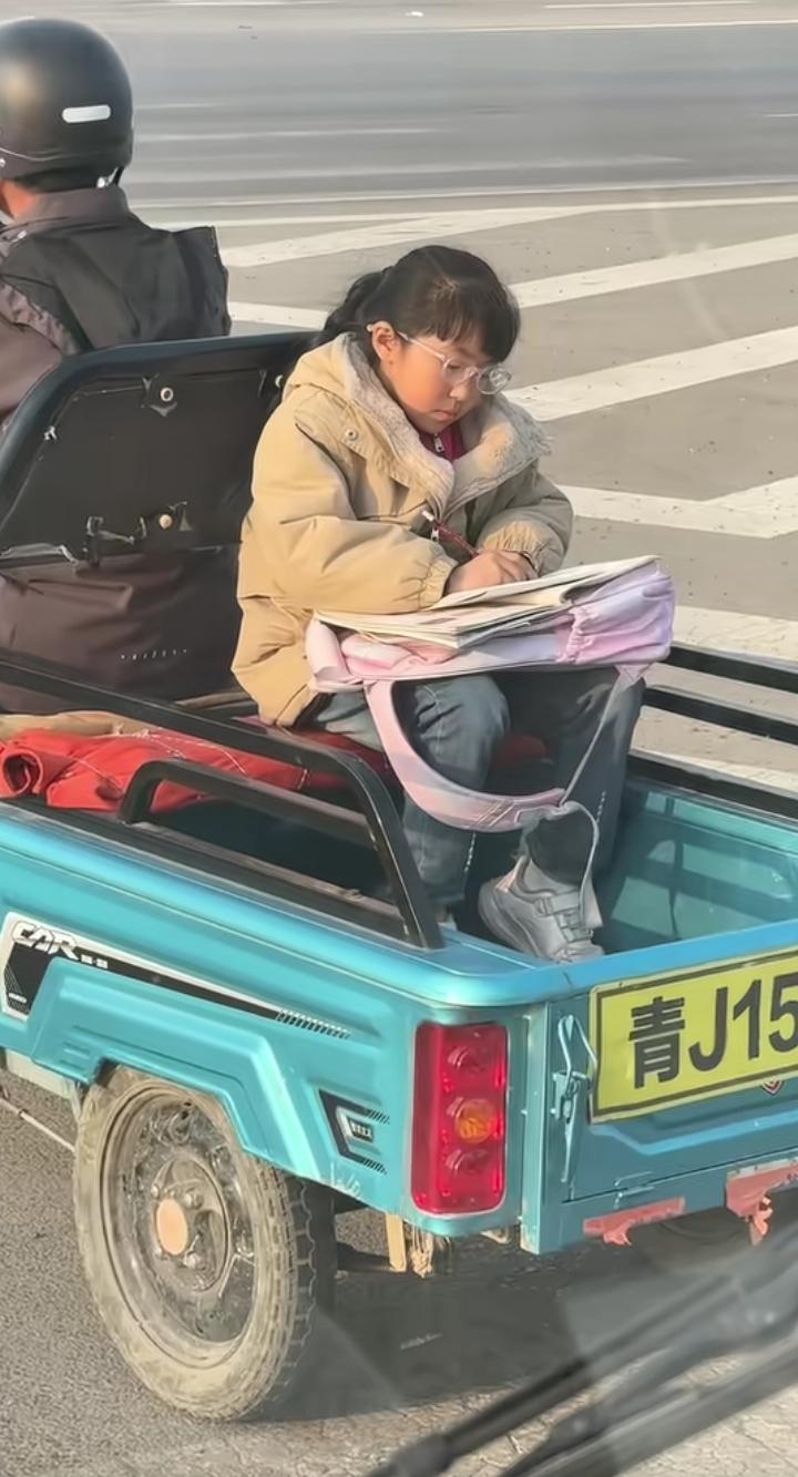 爱不爱学习真和环境关系不大，关键还得孩子自己有学习动力。寒门出贵子永不过时。学习