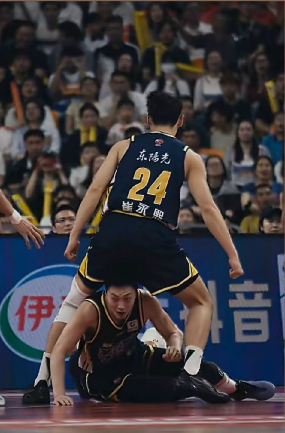 分享一个背面照，“骑胡装杯”。cba