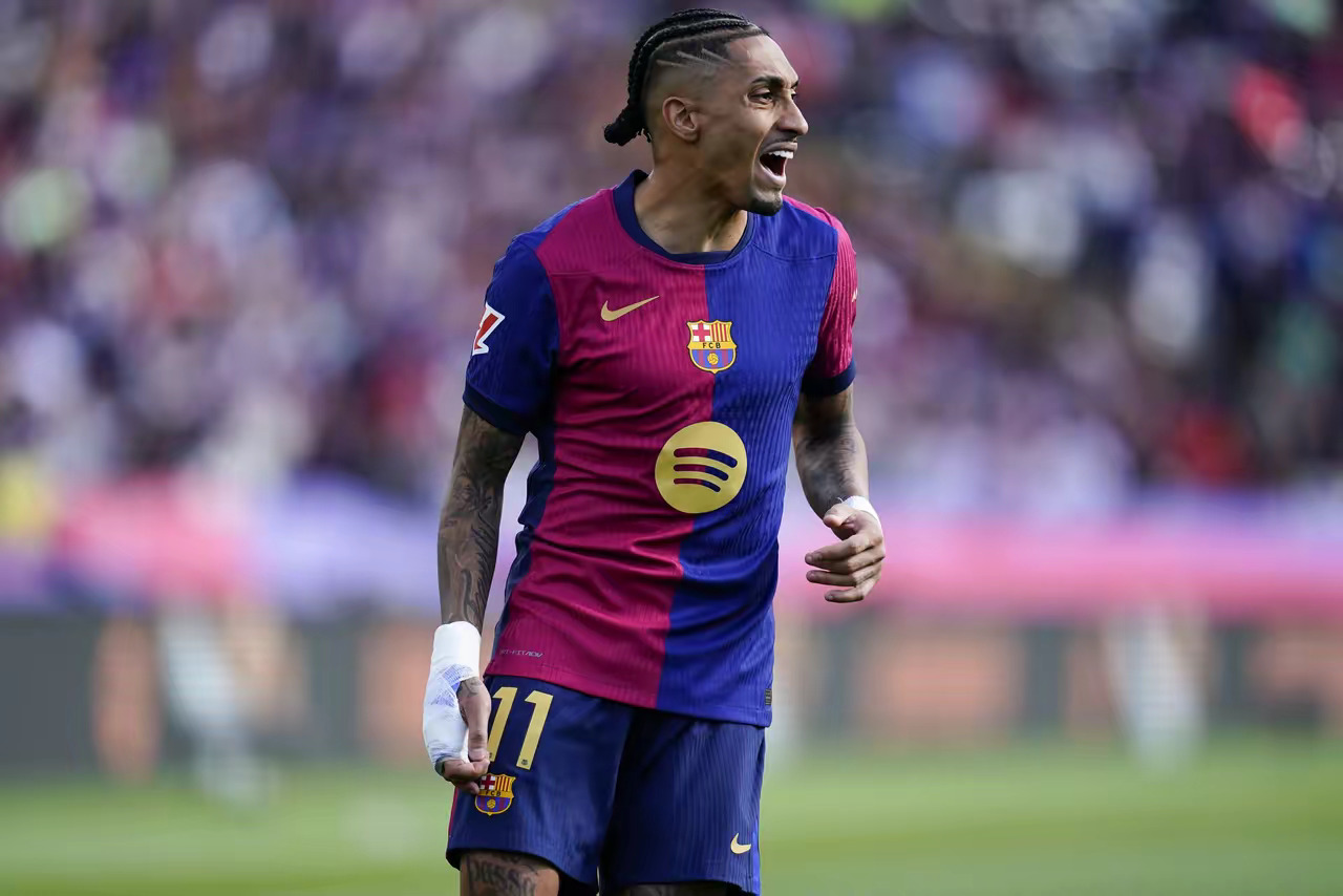 拉菲尼亚自来了巴萨就不是哈维的重心，哈维当时押宝登贝莱，拉菲尼亚觉得自己被轻视这