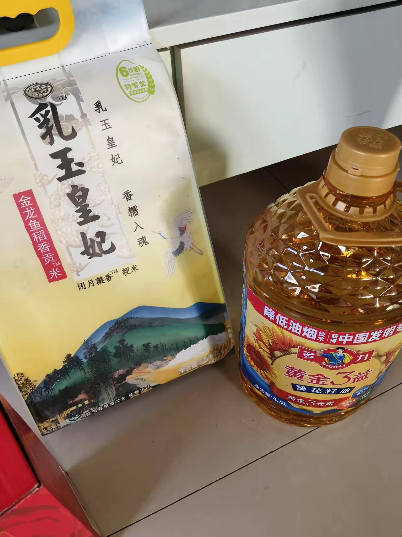 什么时候春节流行送米面油了呢

我家十多桶油，都是亲戚送的，从没买过油，平时吃油