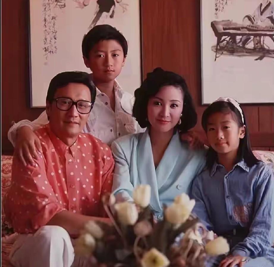 看这和谐的照片，感觉霆锋的俊朗从小就依稀可见，感觉妹妹是越长越好看吧😄
