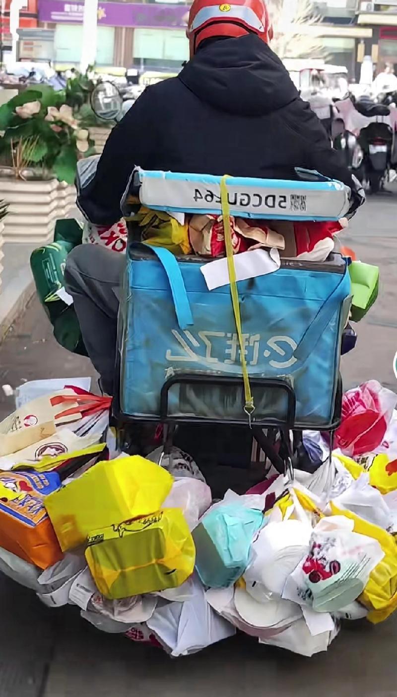 老鼠偷了人类的大米，人们说它狡猾，人类偷了蜜蜂的蜂蜜，却夸它勤劳。蛇不知道自己有