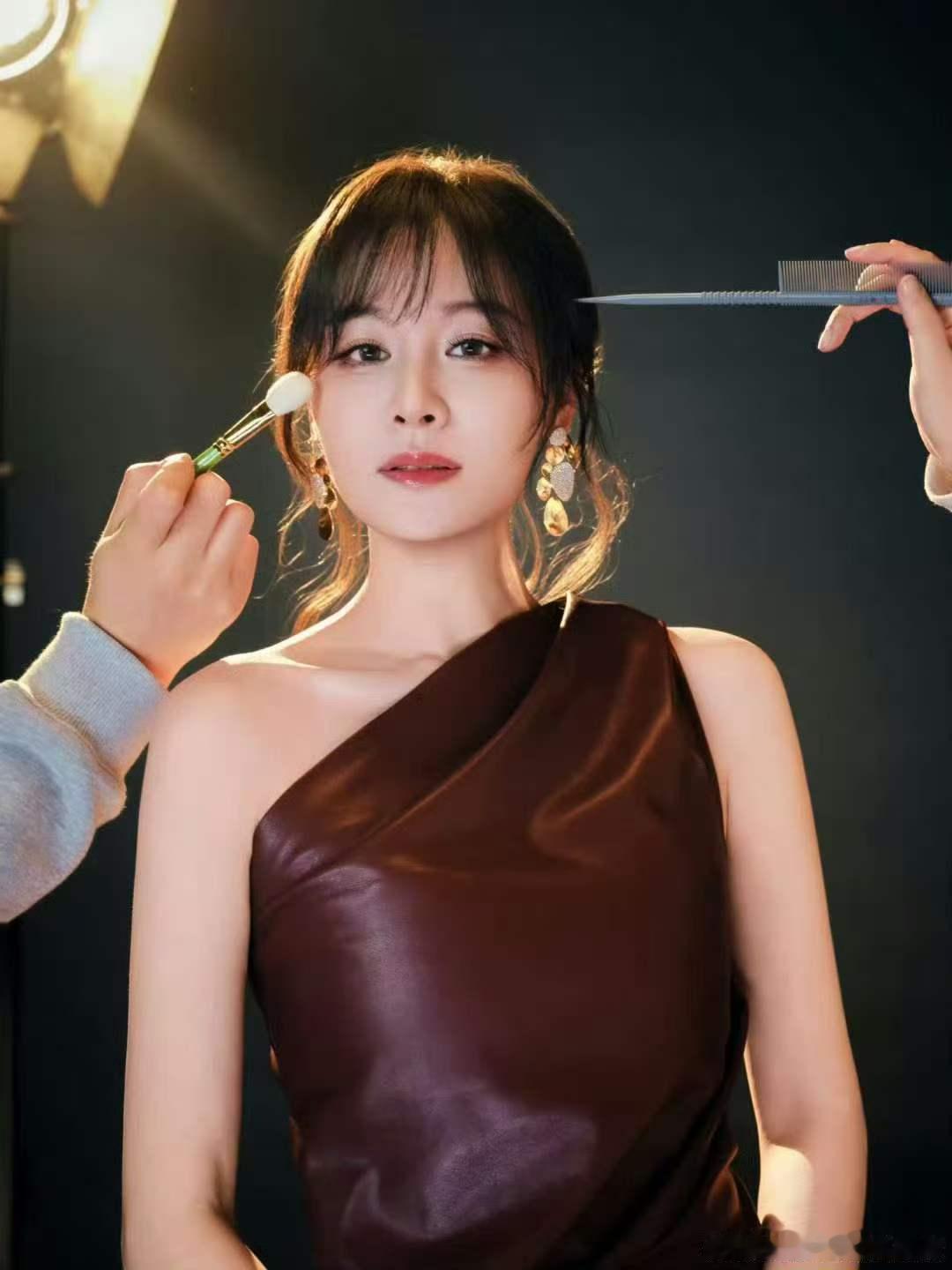 叶一茜 妈妈扇我乘风2026叶一茜直播搞笑瞬间，面对网络热梗一脸懵懂，老实反应成