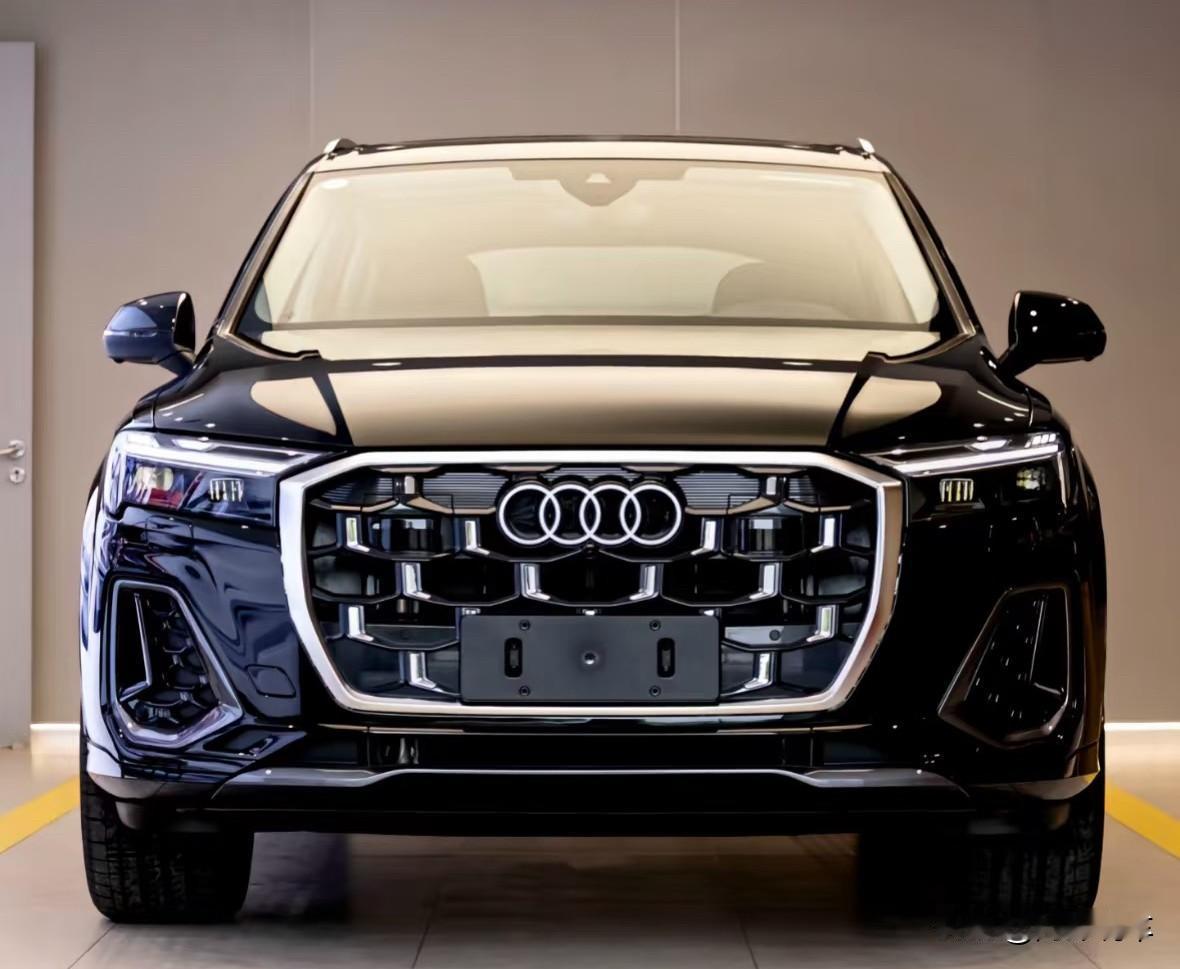 今天聊下奥迪Q7 3.0T尊贵版，真的还值得花70万入手吗？
其实按照现在的市场