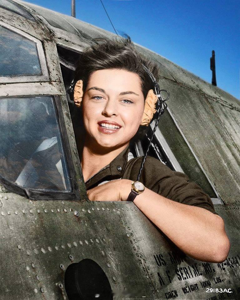 1943德克萨斯 哈林根陆军机场美国女子航空勤务飞行队女飞行员伊丽莎白·加德纳驾