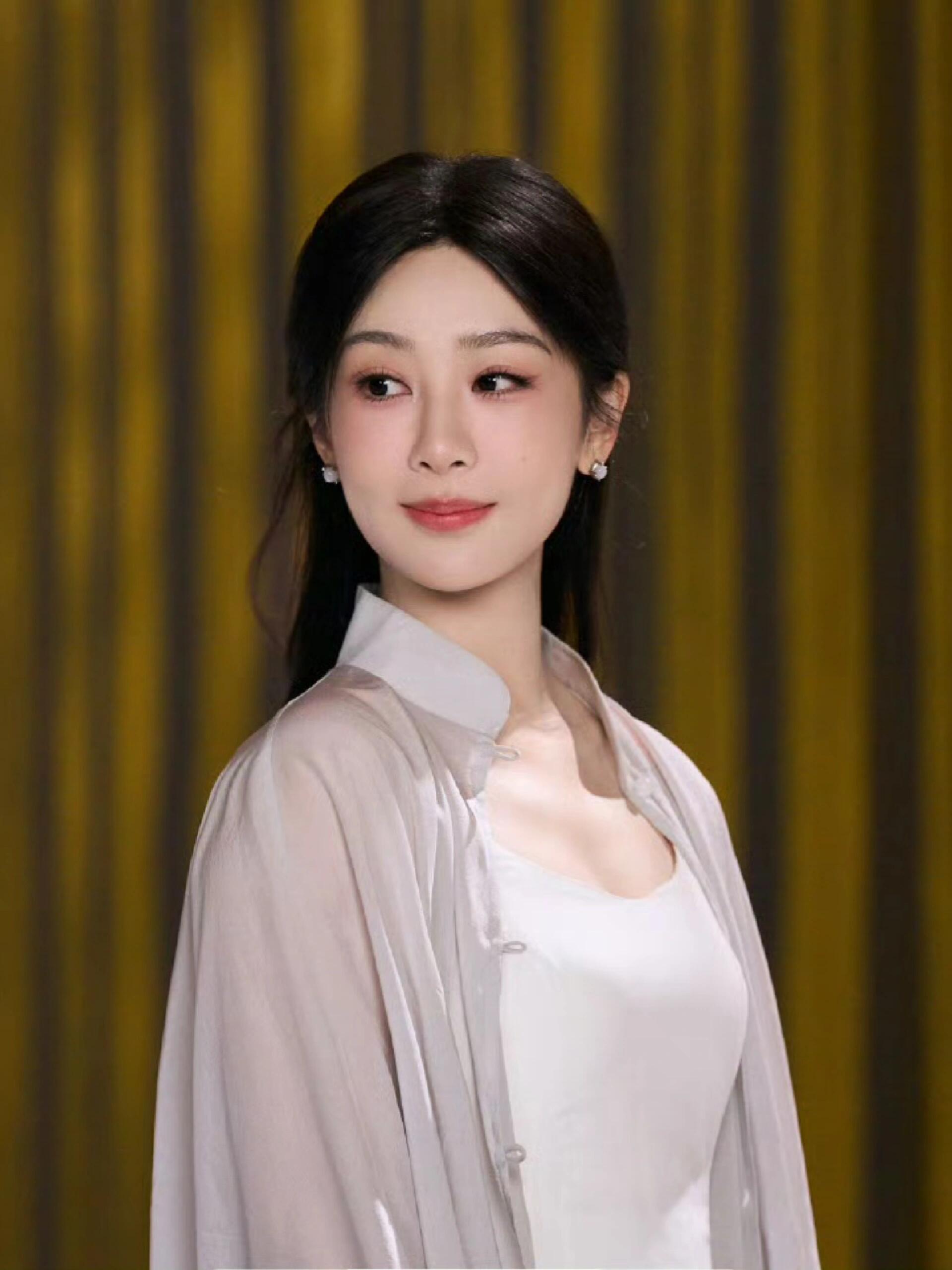 杨紫今日花絮新图，美的太温婉大气了 