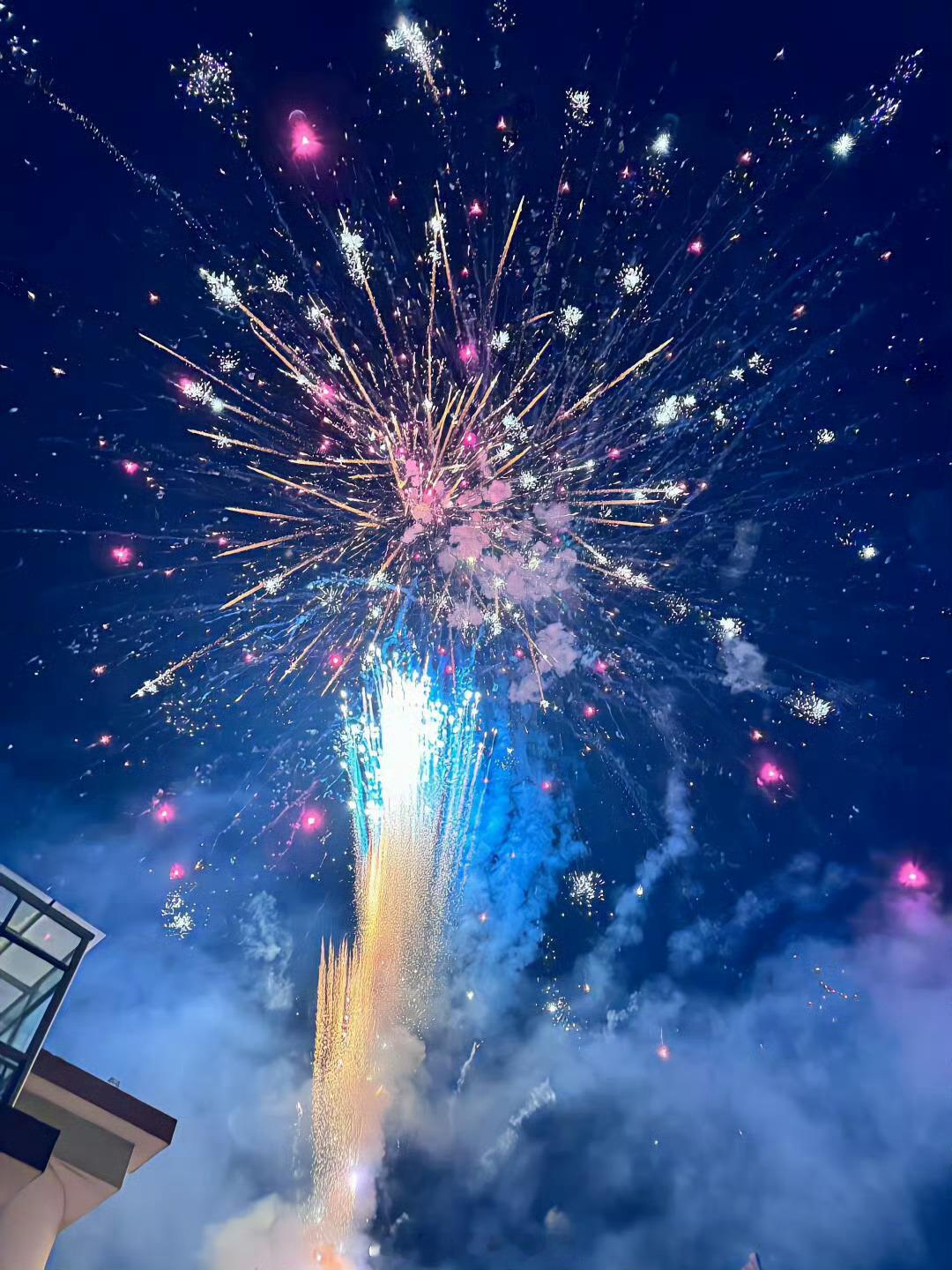 时间不语却回答了所有问题 过年回家翻手机相册，发现手机里全是这些年的年味照，爸妈