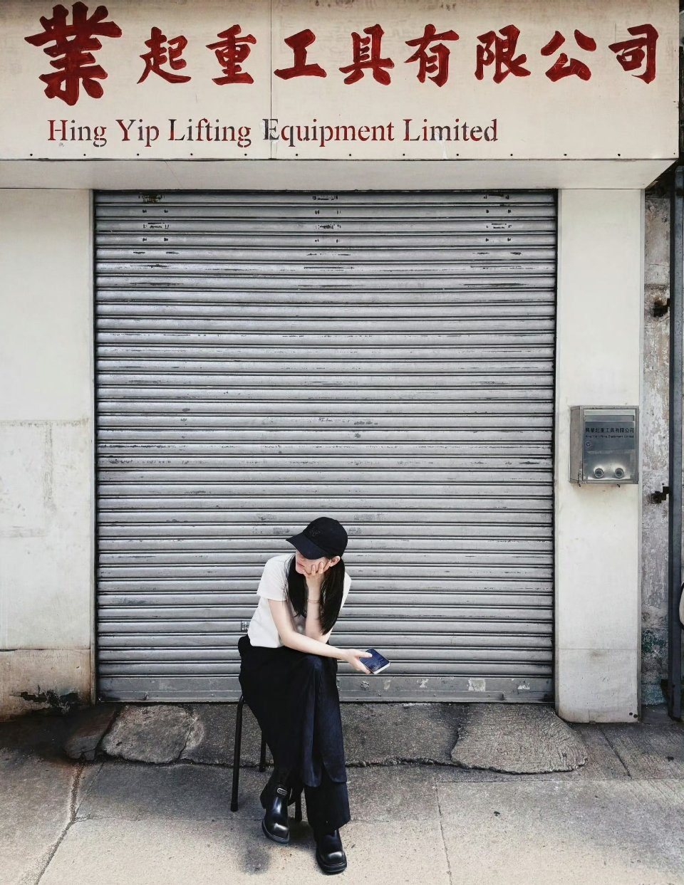 迪丽热巴拍照被认出仓皇跑到车上谁不想偶遇一下迪丽热巴迪丽热巴