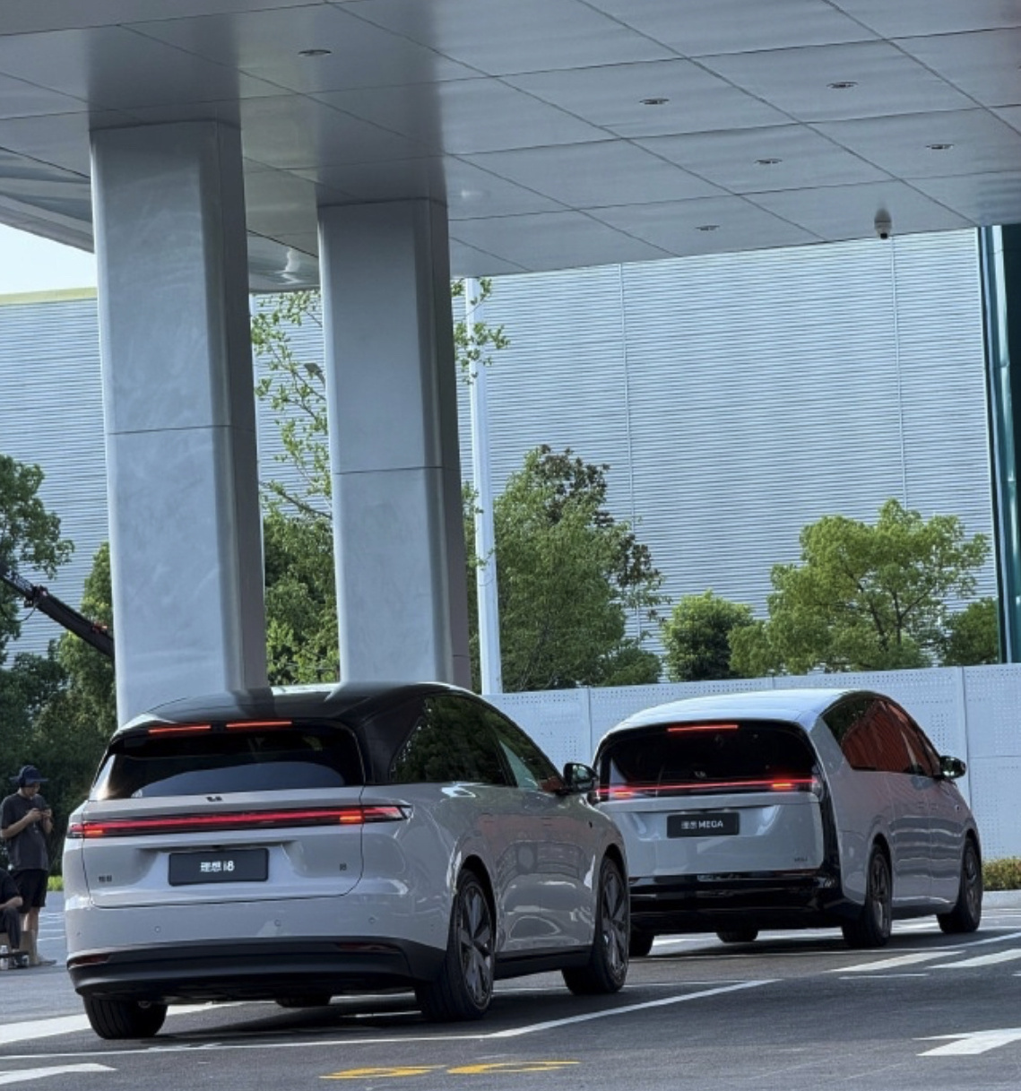 车若初见[超话] 理想i8 和 MEGA 的尾部同框照，这角度看，i8就很SUV