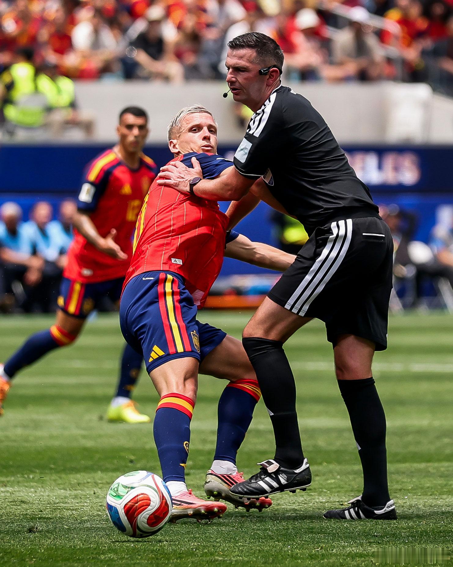 世界杯 岂有黑衣人防守不了的中场！Michael Oliver with the