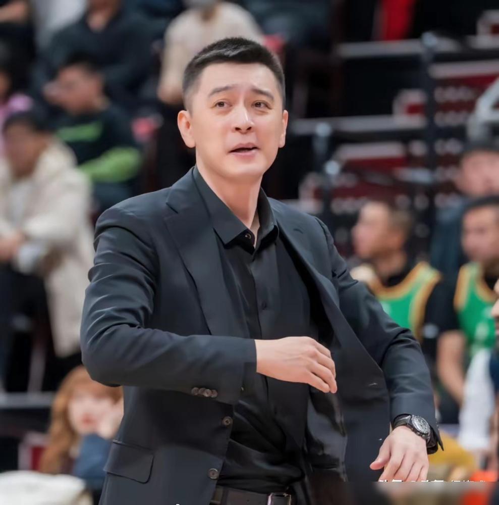 杨鸣辞职，辽宁男篮6连胜后，又4连败。
乌戈接手，球队一度狂胜52分，助攻33