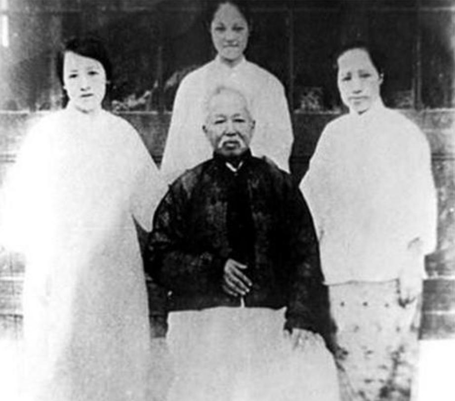 62 岁的康有为在西湖游览时看中 19 岁船夫少女张光，当场托人提亲。张母只问了