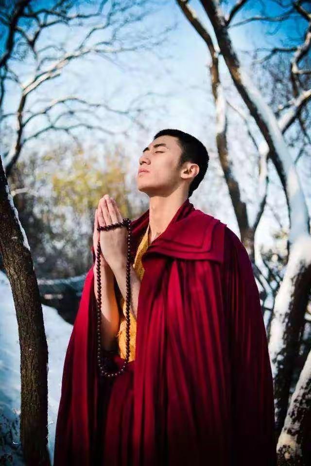 弘一法师说：“智者解决问题，愚者发泄情绪，弱者易怒如虎，强者平静如水。真正厉害的