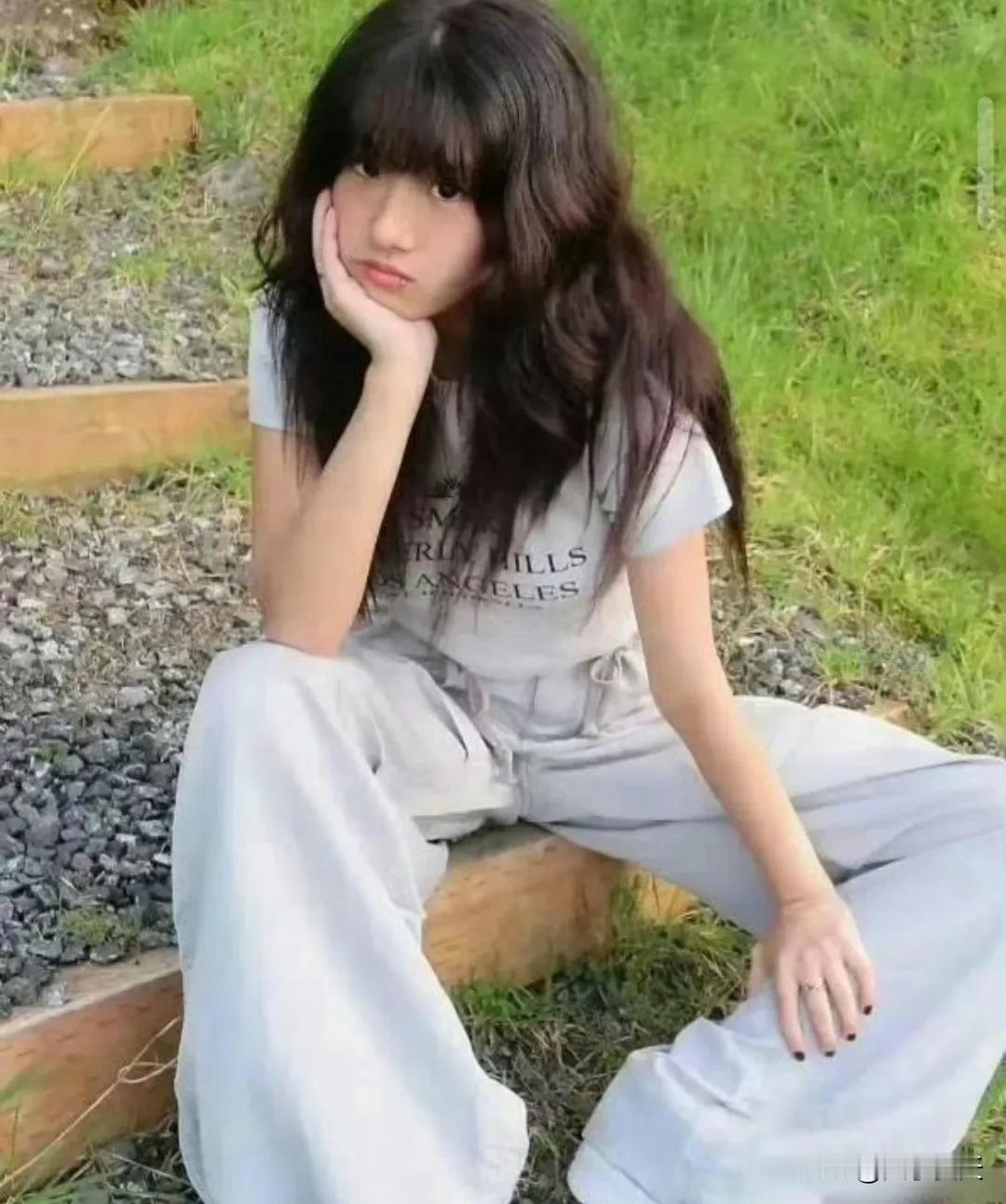 贾静雯女儿梧桐妹把鼻环摘了，浓妆也卸咯，瞬间像变了一个人，这才是19岁女生该有的