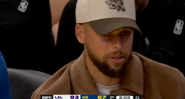 勇士超级球星库里真是彻底的懵圈了！在昨天勇士迎战湖人的比赛中，当时比赛进行到了第