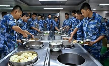 “养航母”到底有多费钱？这么说吧，山东舰常年驻守着3000多名官兵，为了保证舰上