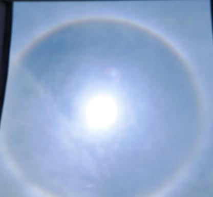 【重庆天空现“日晕”  你拍到了吗？】5月10日11时许，重庆上空出现“日晕”景