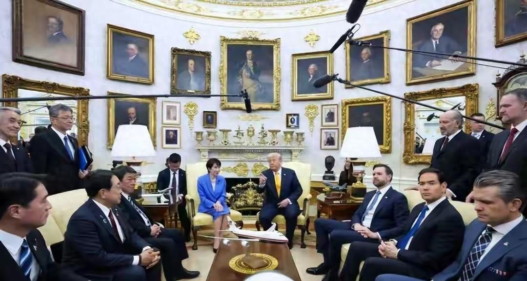 2026 年 3 月中旬，高市早苗带着满脸期待赴美，结果却碰了一鼻子灰。特朗普拿