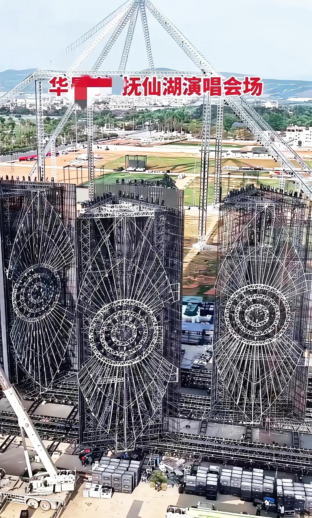 人有钱真不能盲目折腾，明星也一样，任性跨界往往代价惨重。

华晨宇砸数亿打造的火