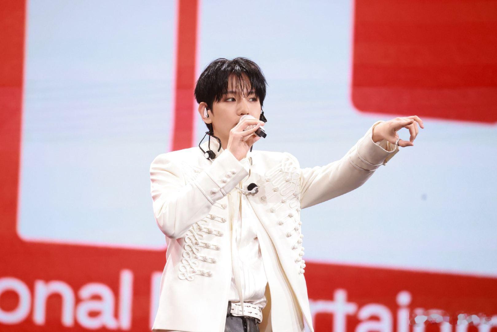 边伯贤进错拍后假装无事发生 顶级爱豆的专业素养尽显无疑，临场状态在线，完美驾驭整