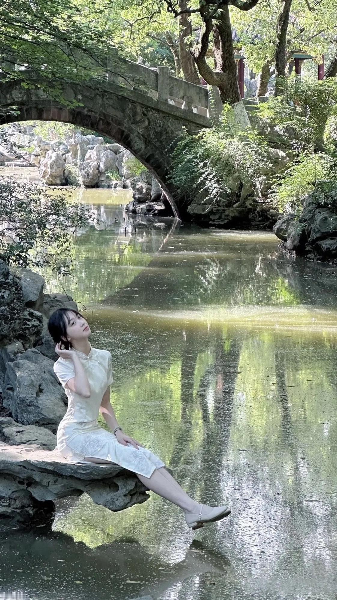 古风少女与石桥相映成趣，静谧时光，悠然自得。