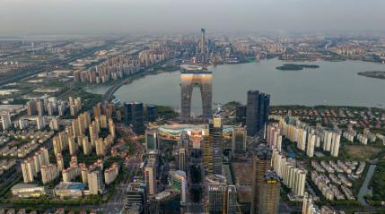 先说个数据让你醒醒神：这所学校2024届毕业生，全年就业率高达97.03%，平均