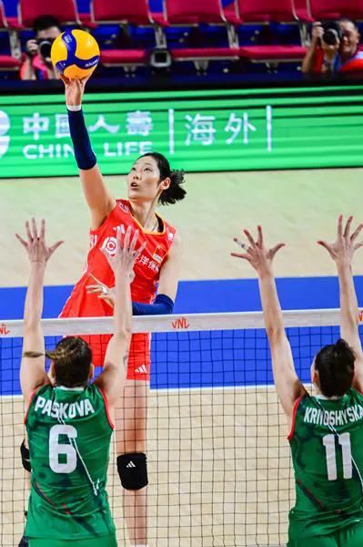 北京时间2024年6月12日消息，中国女排香港站对阵保加利亚女排较量结束。中国女