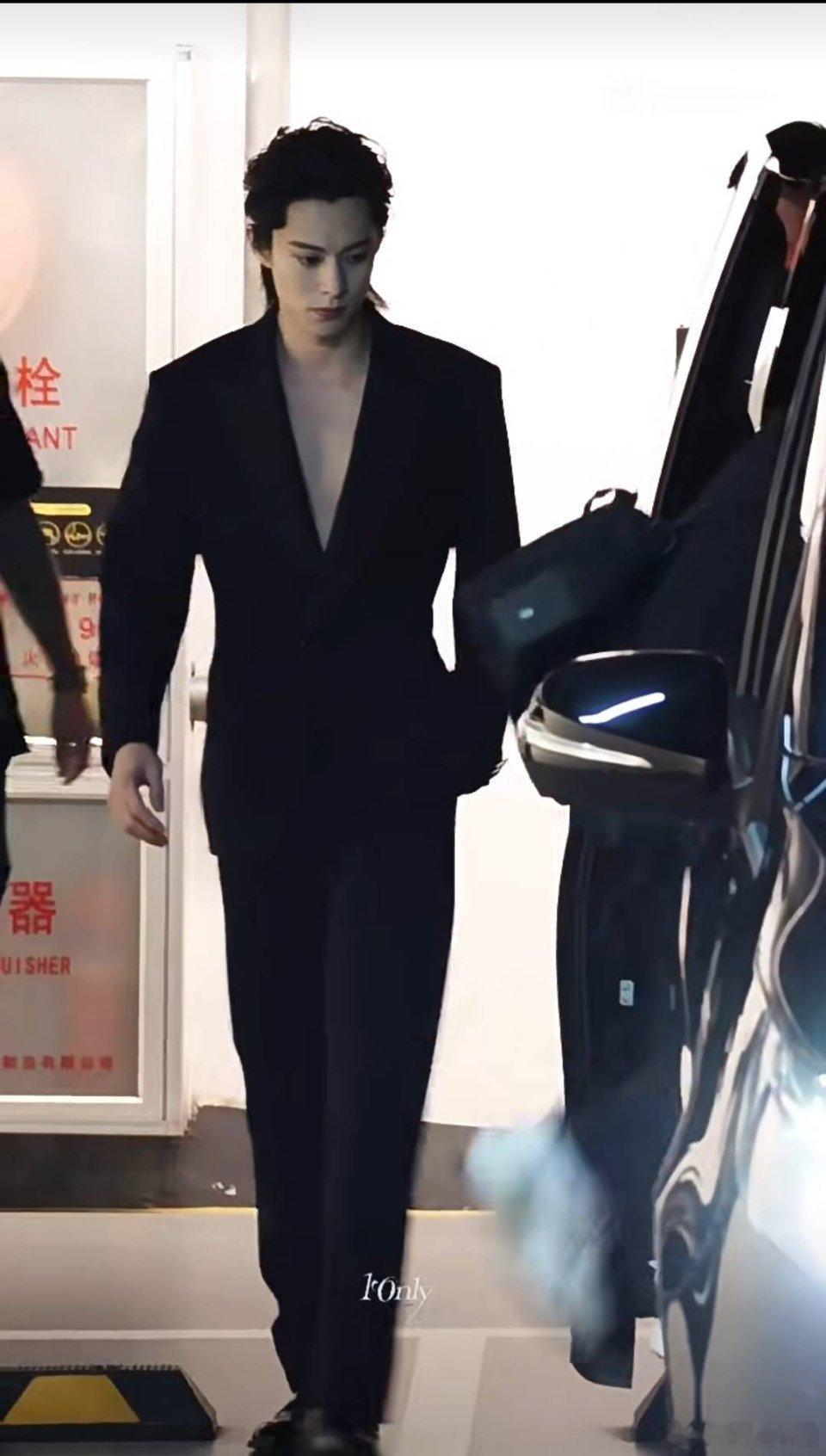 王鹤棣 今晚lv高级珠宝晚宴！！！这个真空深v，胸肌，大长腿，真的要人命啊[色]