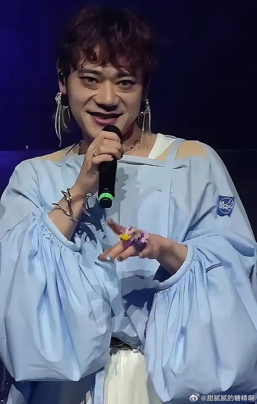 我的天那！太辣眼睛了，他怎么变成这样了？五官变了，风格变了，就连气质也变了，怪吓