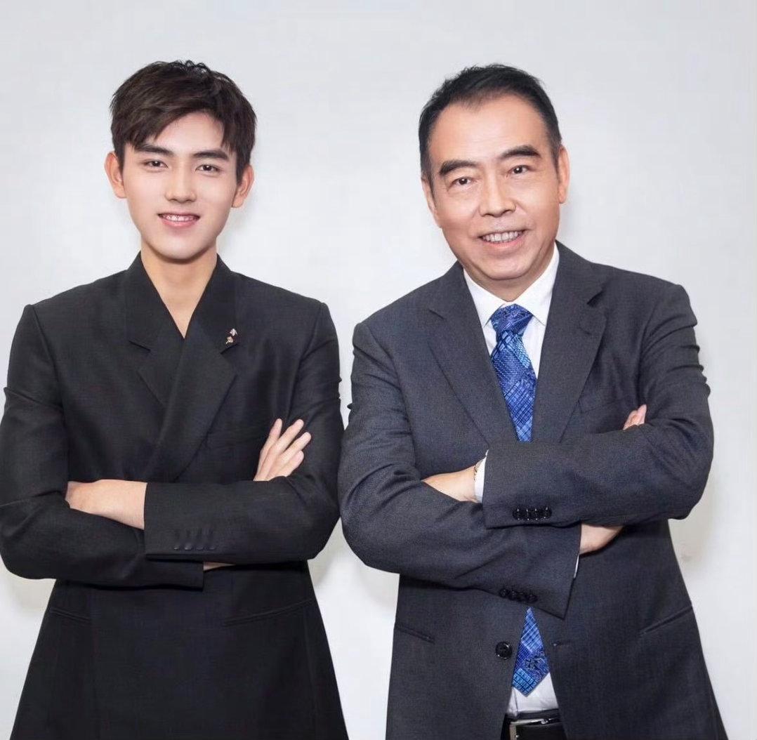 陈凯歌的教育理念 采访里几句话就看出来了：陈凯歌从不把孩子护在身后，而是教他直面