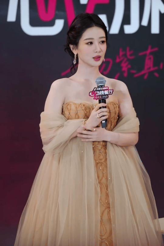 杨紫视后第一个线下活动造型只有你那嵌着梨涡的笑容，才是我眼中最美的偶像杨紫有种气